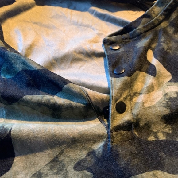 Camo Women’s Short Sleeve T-Shirt Size XL - Picture 5 of 11